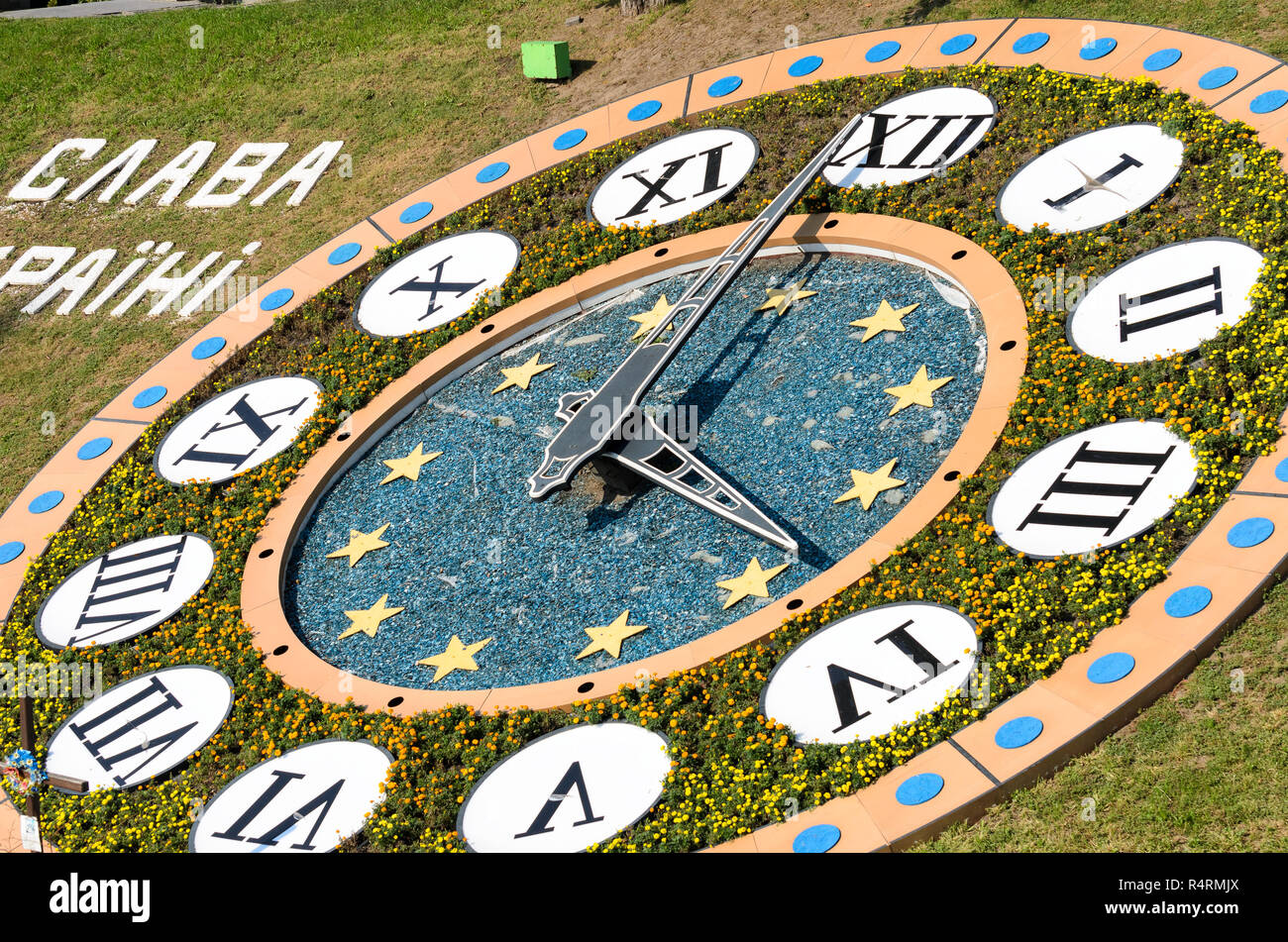 KIEV, UKRAINE - septembre 6, 2016 : l'horloge de fleurs à Maidan Place Banque D'Images