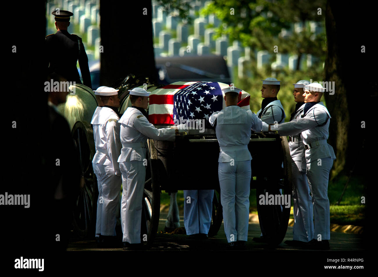 Une garde d'honneur de l'US Navy effectue un enterrement militaire au cimetière national d'Arlington, à Arlington, VA. Banque D'Images
