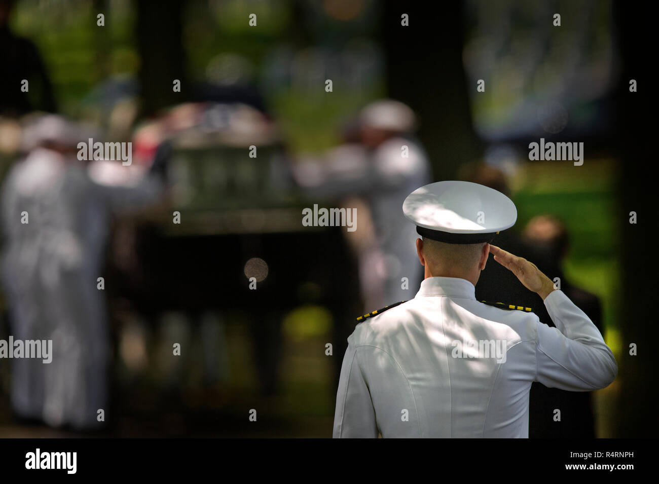 Une garde d'honneur de l'US Navy effectue un enterrement militaire au cimetière national d'Arlington, à Arlington, VA. Banque D'Images