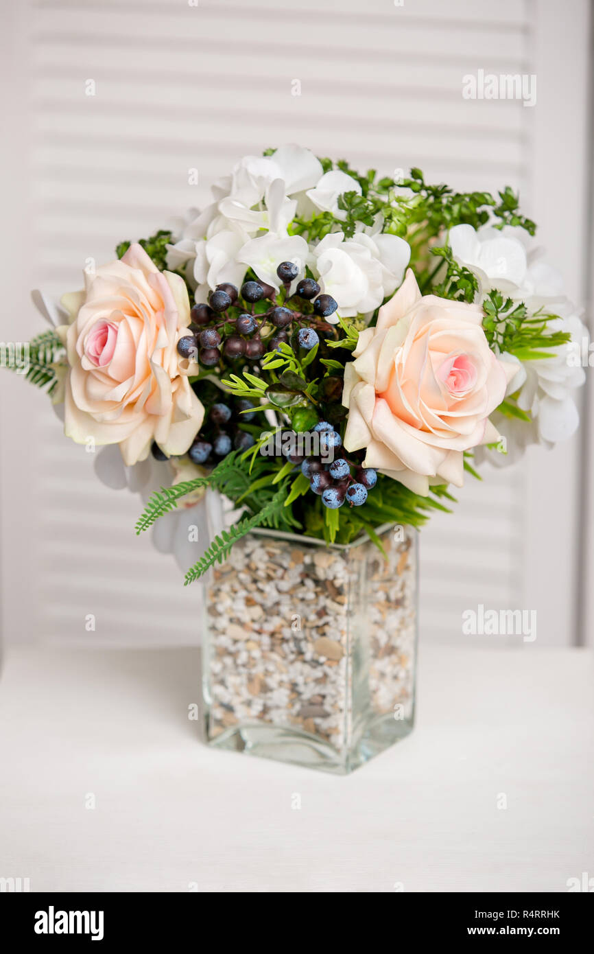 Bouquet de fleurs dans un vase magnifique. Joli bouquet de fleurs. Travaux de la fleuriste. Mariage ou un décor à la maison. Banque D'Images