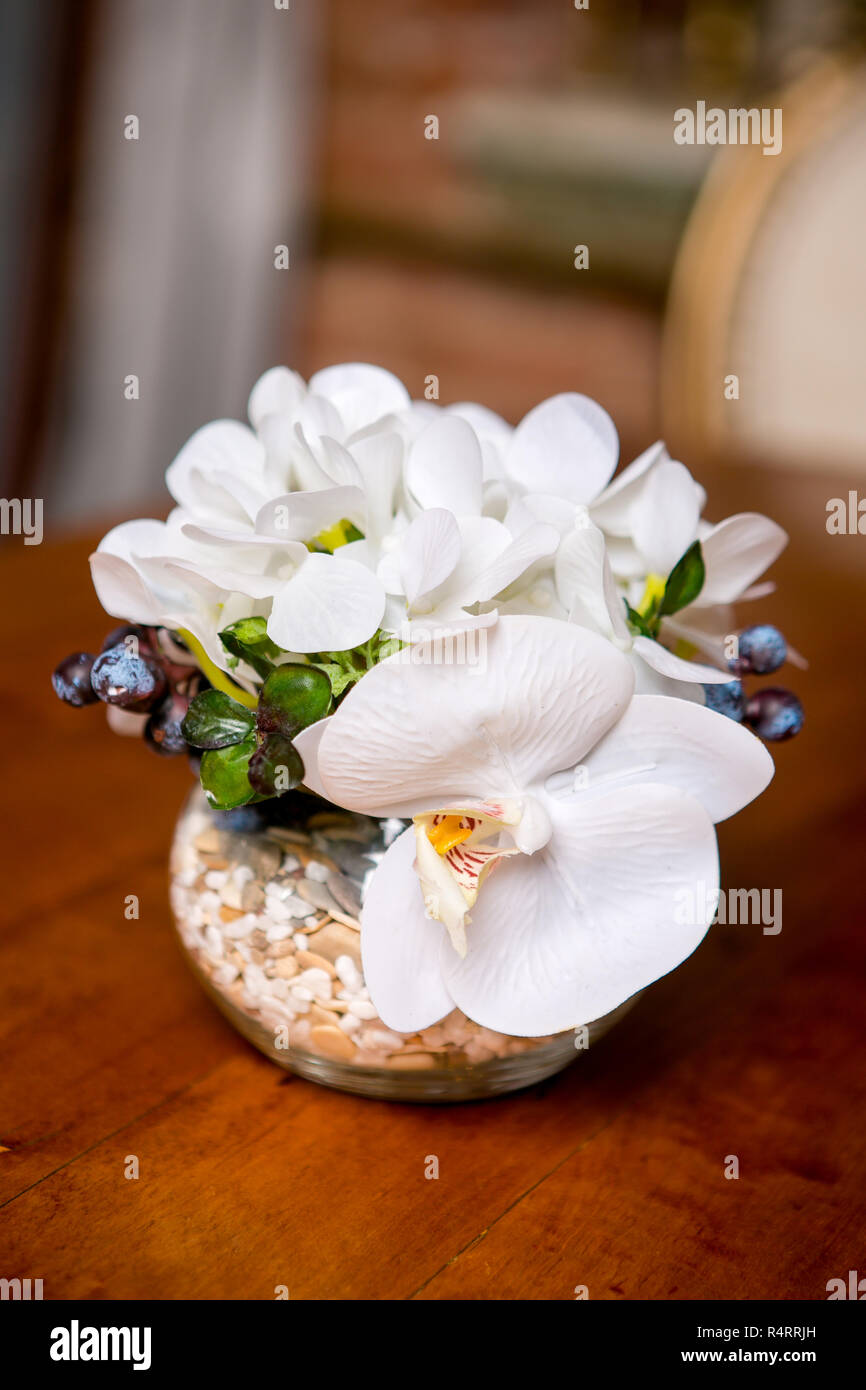 Bouquet de belles fleurs mixtes dans un vase sur une table. Joli bouquet de fleurs. Travaux de la fleuriste. Mariage ou un décor à la maison. Banque D'Images