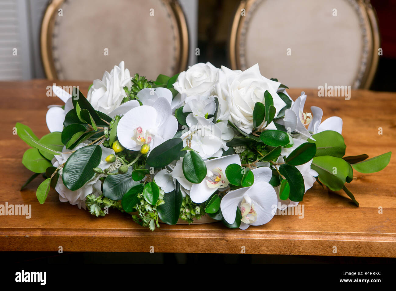 Bouquet de belles fleurs mixtes dans un vase sur une table. Joli bouquet de fleurs. Travaux de la fleuriste. Mariage ou un décor à la maison. Banque D'Images