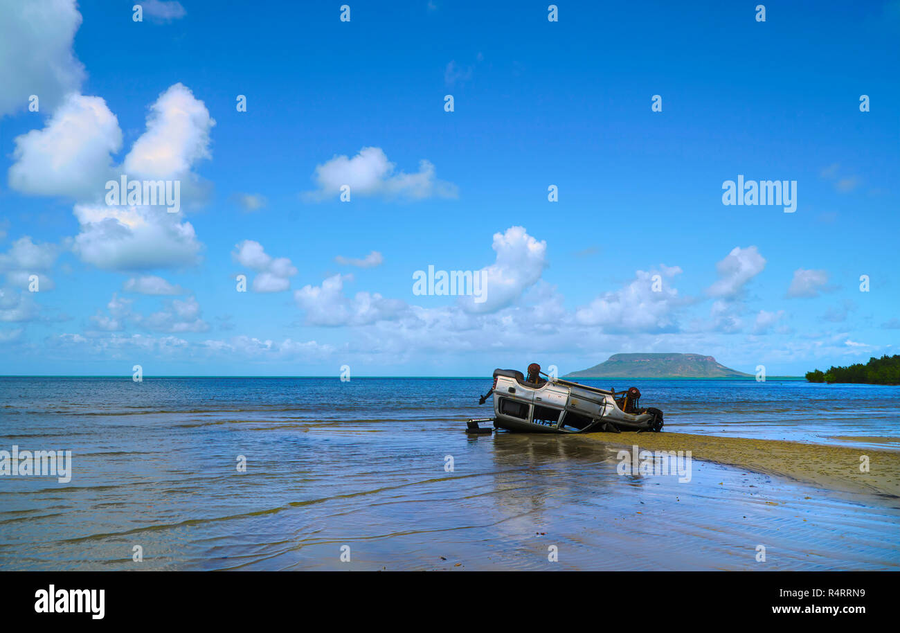 Une carcasse de voiture rouillée abandonnée sur la plage Banque D'Images
