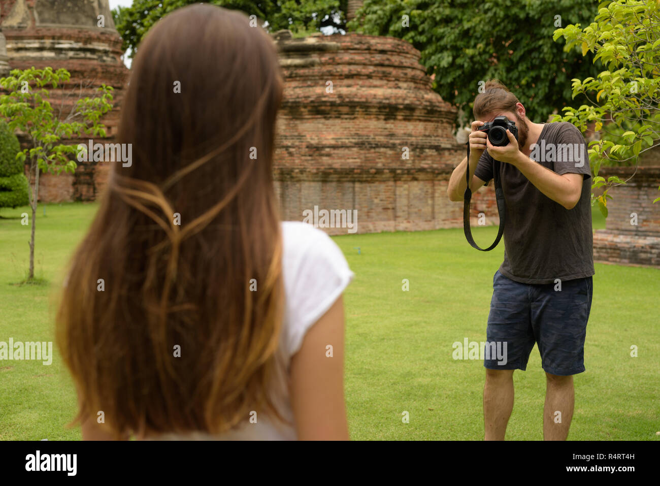 Jeune couple de touristes ayant vacances ensemble à Ayutthaya, Thaïlande Banque D'Images