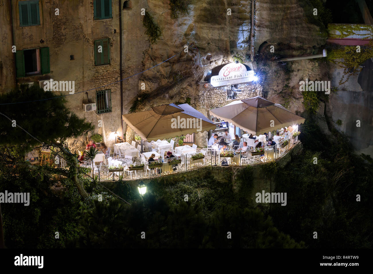Tropea, Italie - 06 septembre 2016 : visite de restaurant sur la falaise dans une petite ville du sud de l'Italie par nuit Banque D'Images