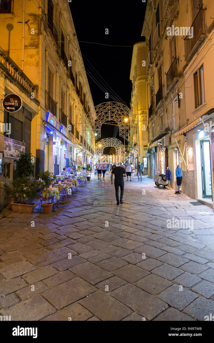 Tropea, Italie - 06 septembre 2016 : visite de touristes célèbre petite ville dans le sud de l'Italie par nuit Banque D'Images