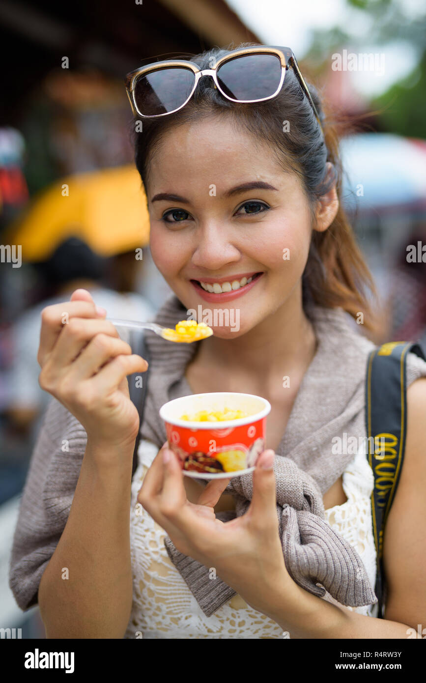 Belle jeune femme asiatique ayant locations à Ayutthaya, Sesana Banque D'Images