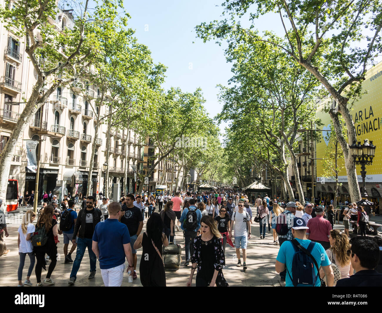Barcelone, Espagne - 21 Avril 2018 : Des centaines de personnes promenading dans la rue la plus animée de Barcelone, Las Ramblas. Banque D'Images