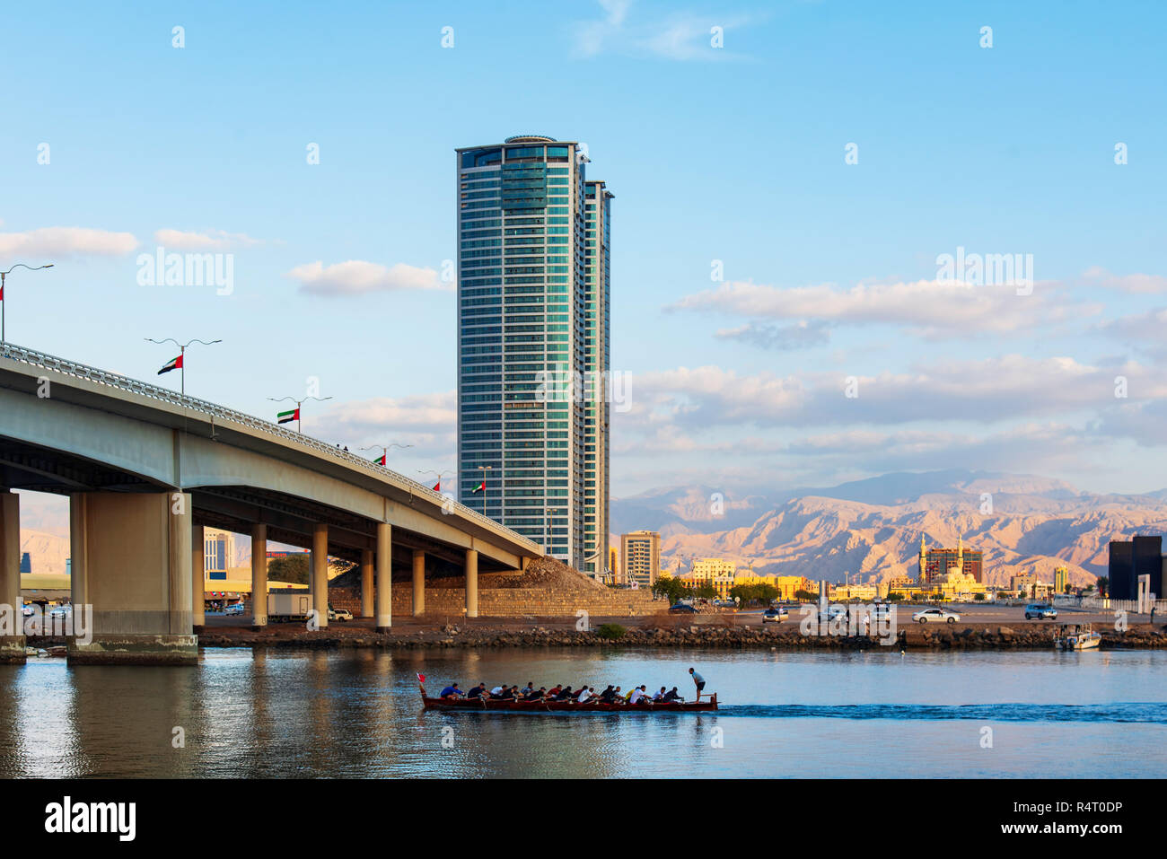 Ras Al Khaimah, Émirats arabes unis - 27 novembre 2018 : Ras Al Khaimah creek sur une soirée calme, le centre-ville d'un émirat du nord de l'Ara Banque D'Images