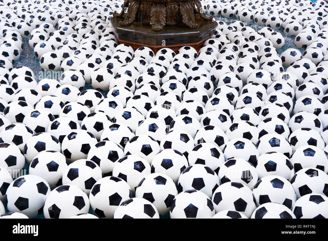 Des ballons de foot sur l'eau en fontaine Banque D'Images
