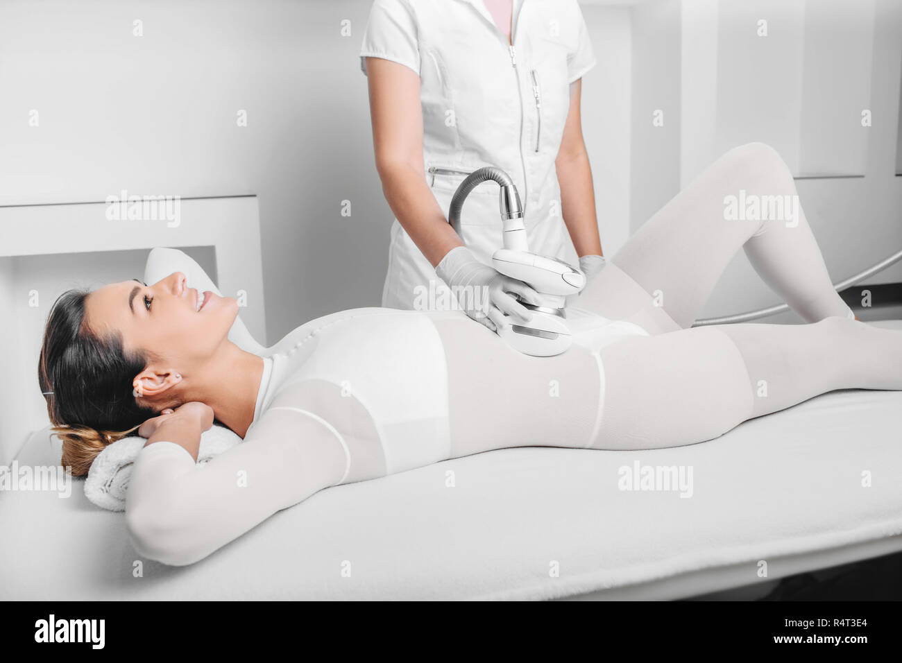 Belle femme recevoir massage gpl contre la cellulite sur le ventre Banque D'Images