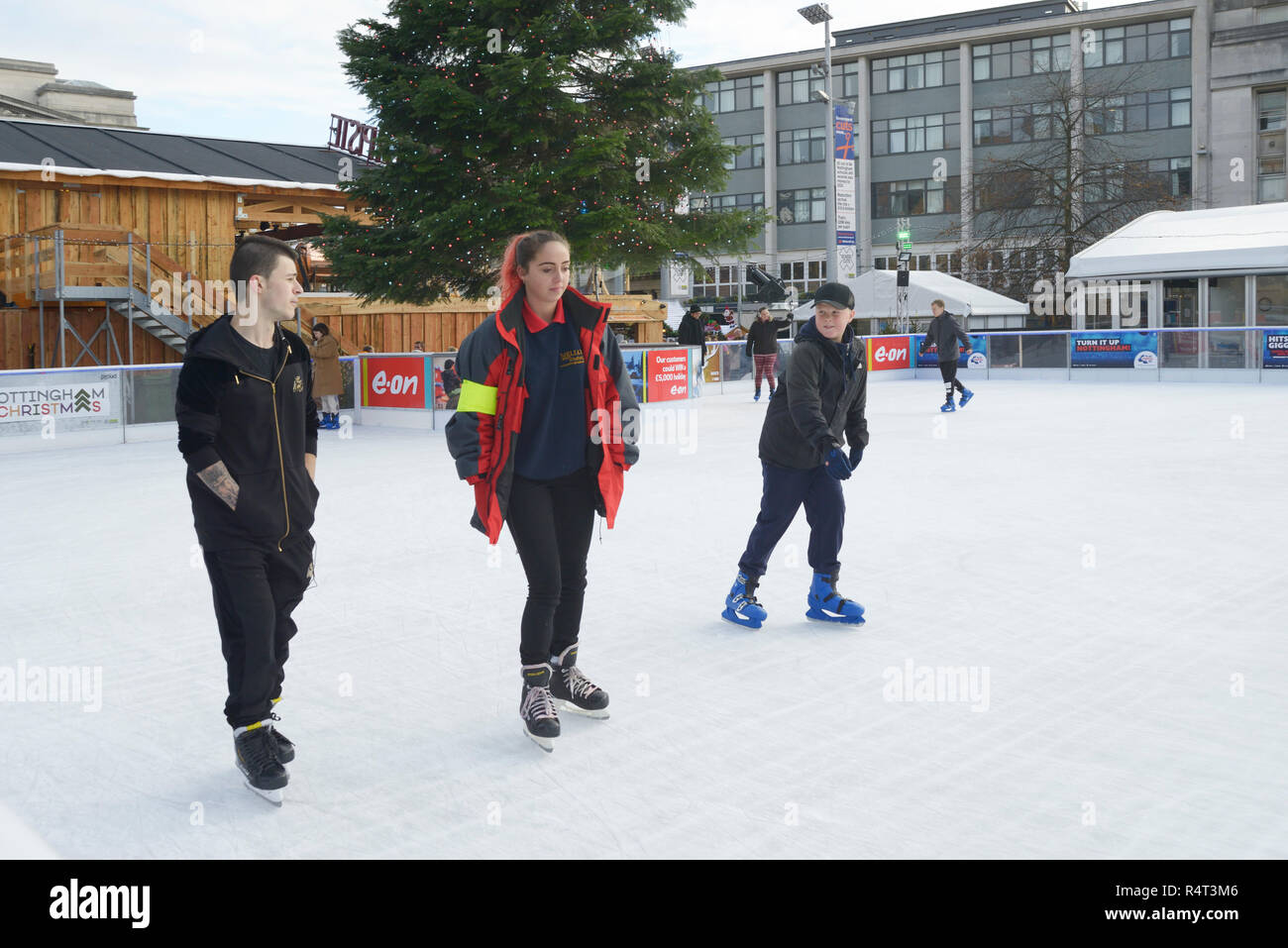 Patineurs sur une patinoire extérieure à Nottingham, Angleterre, merveilles de l'hiver. Banque D'Images