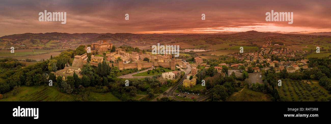 Vue aérienne de la ville fortifiée et le château de Gradara à Marche Italie destination du bien conservé des murs doubles et château Banque D'Images
