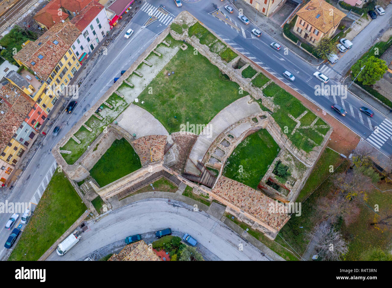 Vue aérienne de la forteresse médiévale de la ville de plage de destination de voyage populaires Fano en Italie près de Rimini dans la région des Marches. Banque D'Images