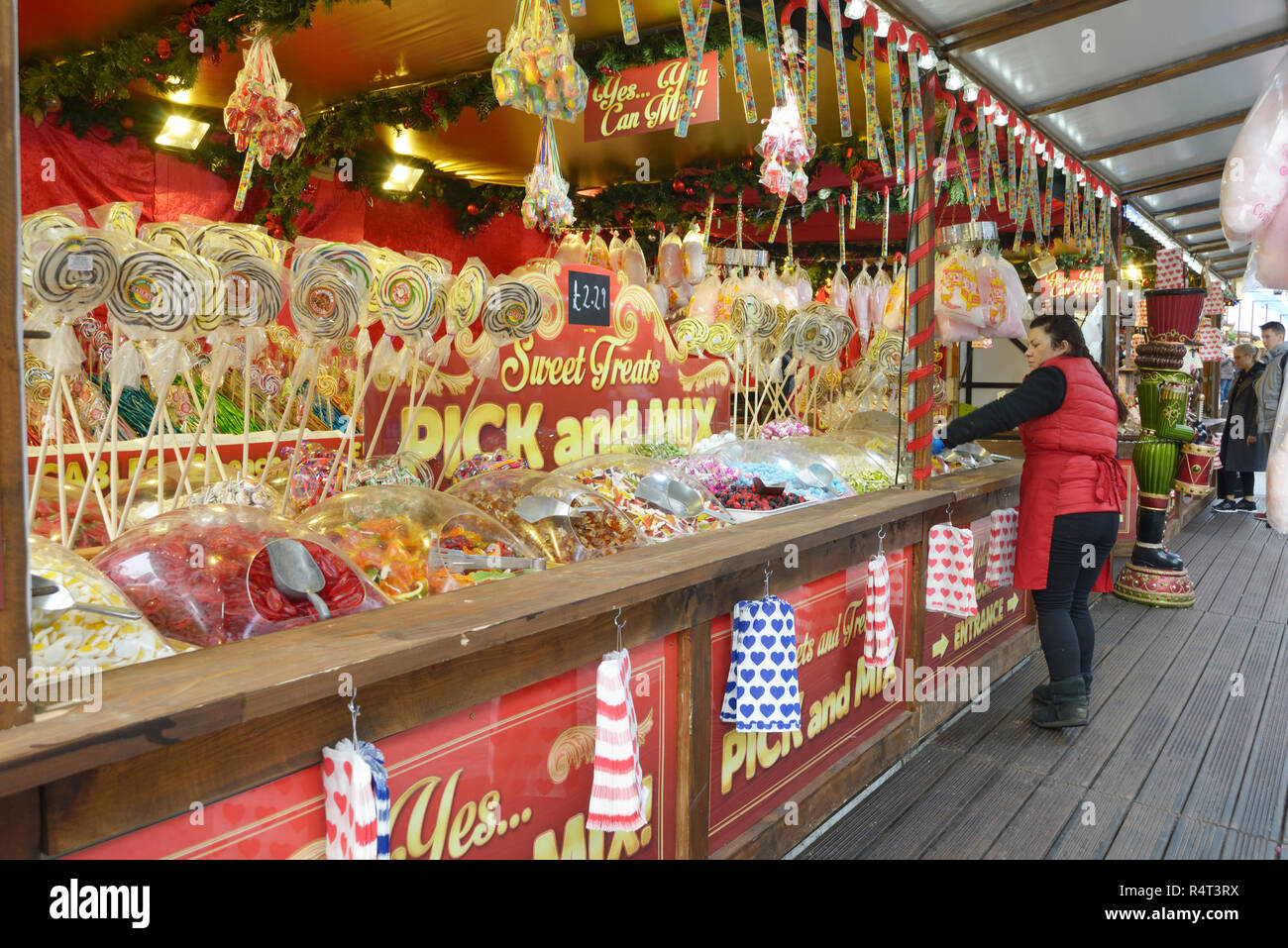 Dame organiser marchandises sur le caramel, décrochage au Winter Wonderland, Nottingham, Angleterre. Banque D'Images