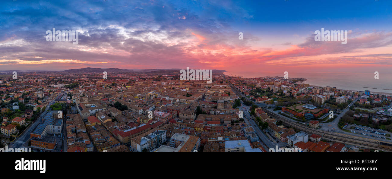Panorama de l'antenne de destination de voyage populaires beach town Fano en Italie avec coucher du soleil bleu, rouge, violet sky près de Rimini dans la région des Marches. Banque D'Images