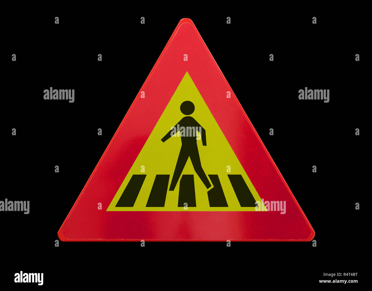 Panneau de circulation isolés - passage pour piétons - sur noir Banque D'Images