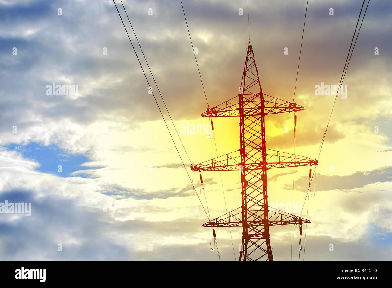 Tour de l'énergie sur l'arrière-plan sur le coucher du soleil et nuages. Banque D'Images