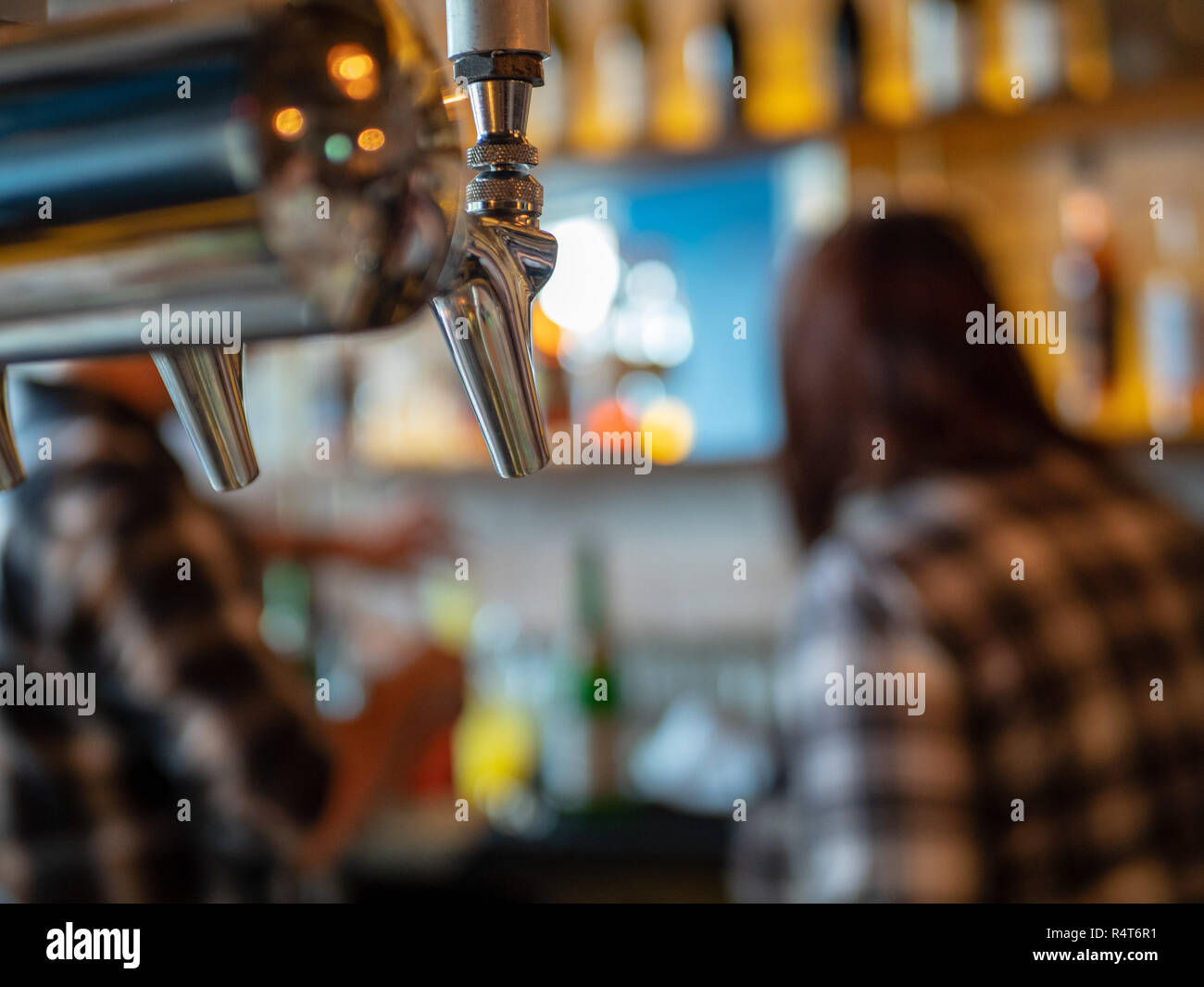 Bière d'argent dans le bar avec deux barmans Banque D'Images