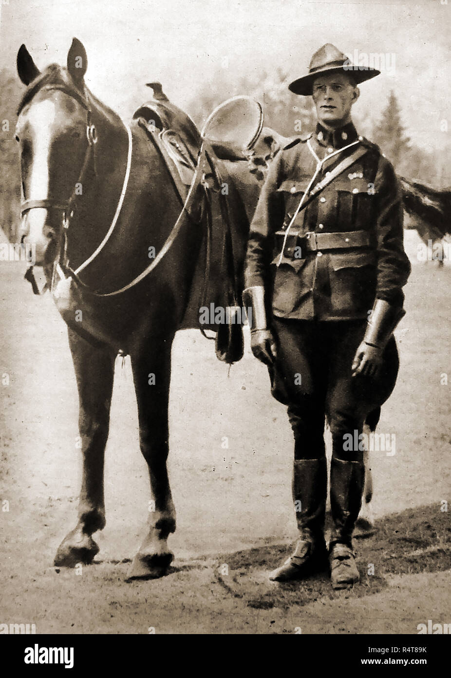 Gendarmerie royale du Canada (GRC) l'aka. Créé le 1 février 1920 -C'est un c1940s portrait de policier à cheval du Canada en tunique rouge typique avec son cheval,c1940's Banque D'Images