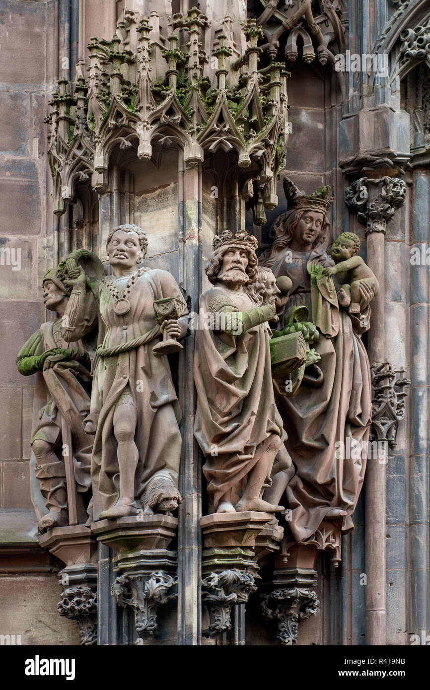 Des hommes sages et vierge à l'enfant sculpture au transept nord de la cathédrale de Strasbourg Banque D'Images