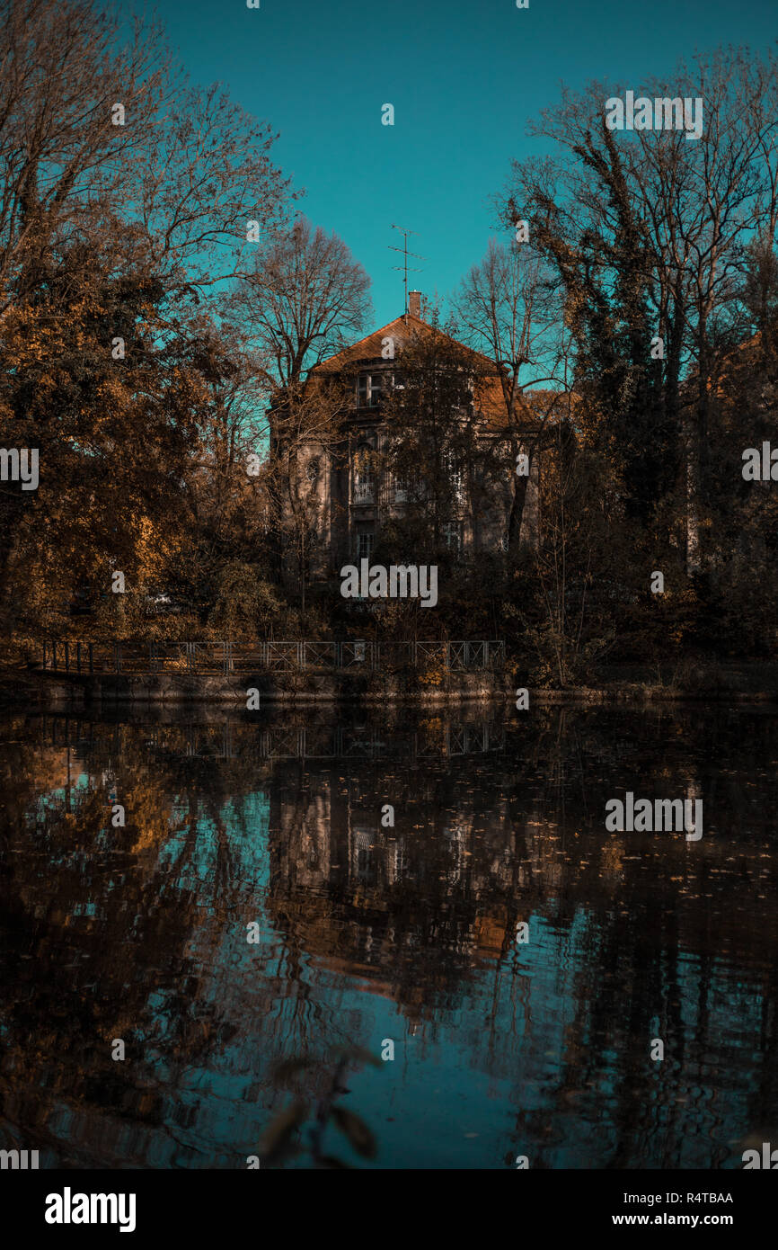Lake House, automne, réflexion, Munich, Allemagne Banque D'Images