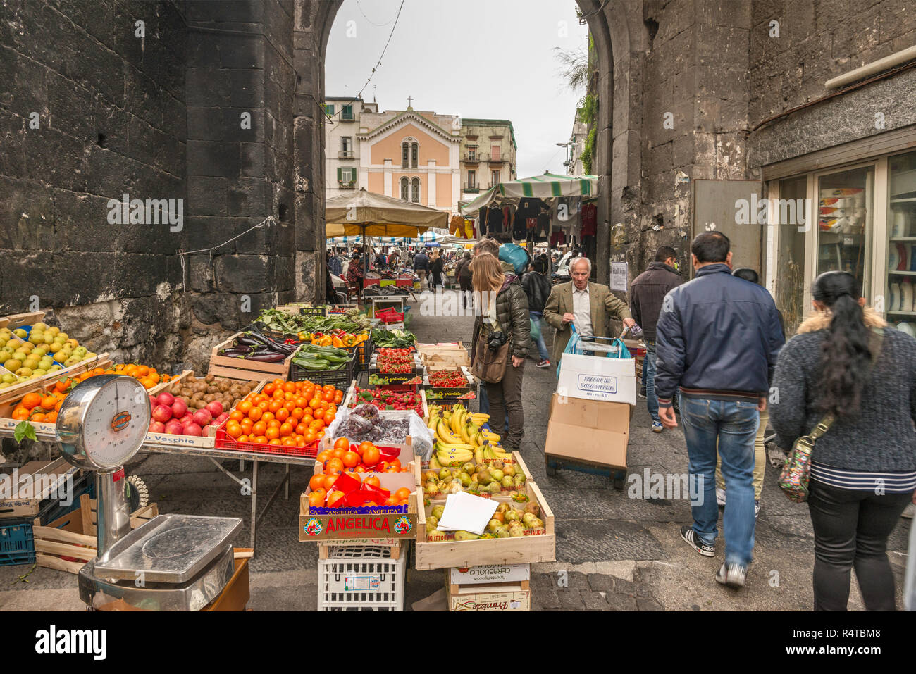 Jardiniers stall près de Porta Nolana, Mercato di Porta Nolana trimestre, Naples, Campanie, Italie Banque D'Images