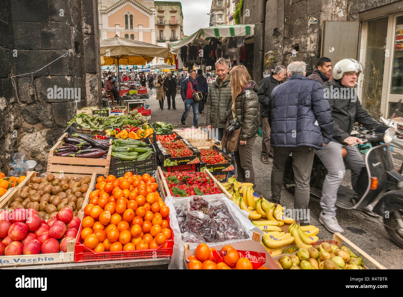 Jardiniers stall près de Porta Nolana, Mercato di Porta Nolana trimestre, Naples, Campanie, Italie Banque D'Images