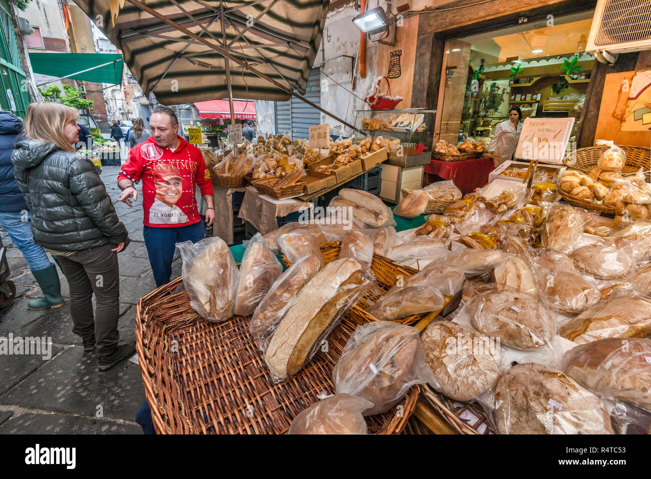 Blocage de boulangerie à Via Sopramuro, Mercato di Porta Nolana trimestre, Naples, Campanie, Italie Banque D'Images