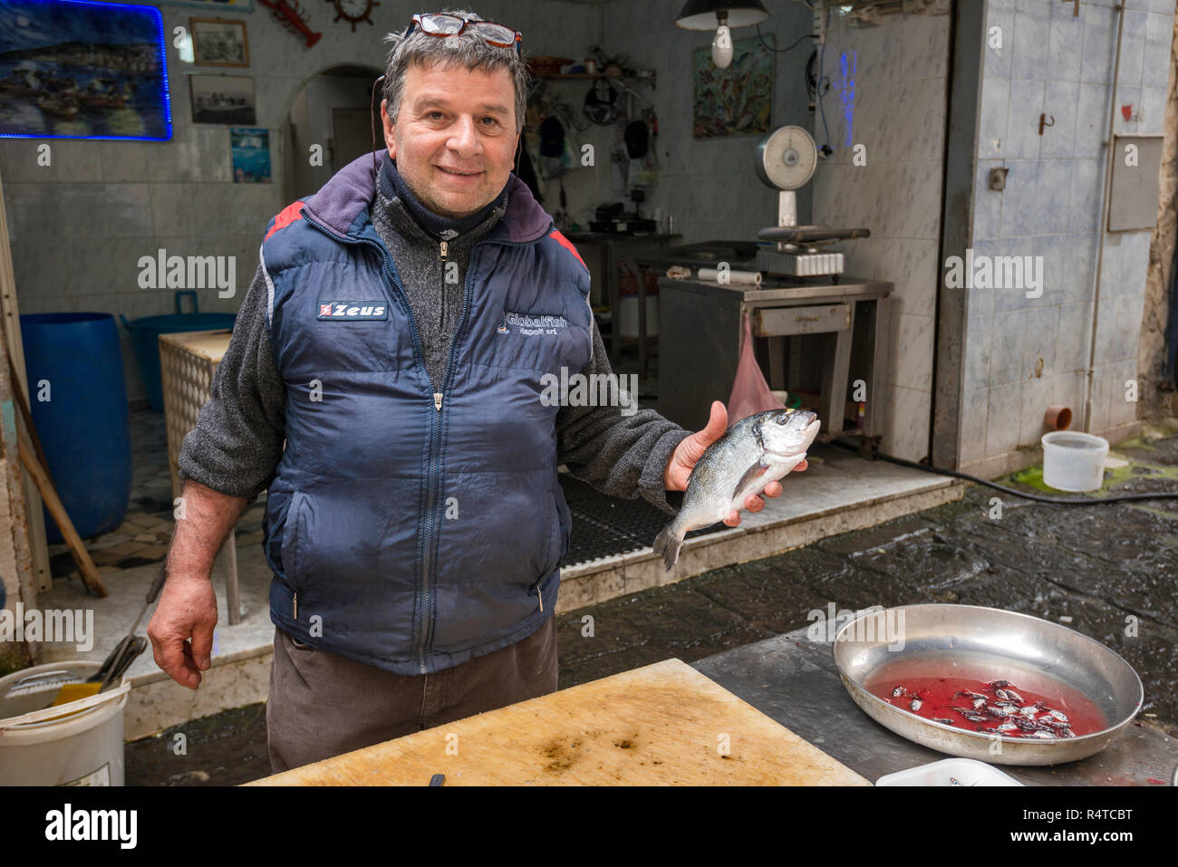 Vendeur de poisson à la Via Cesare Carmignano, rue au Mercato di Porta Nolana trimestre, Naples, Campanie, Italie Banque D'Images