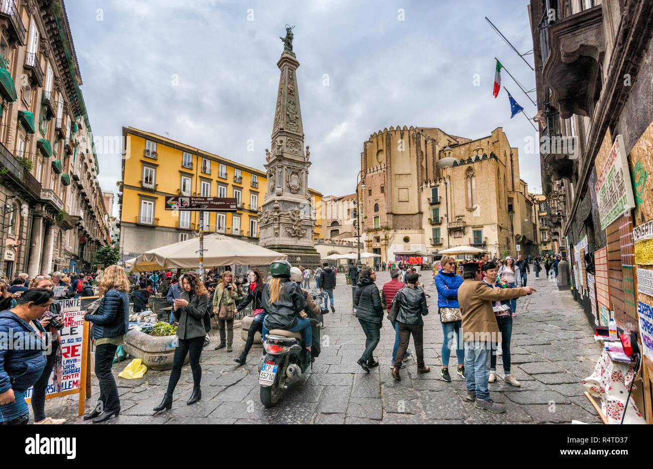 Tumulte autour de l'Obelisco San Domenico à Piazza San Domenico Maggiore, Centro Storico trimestre, Naples, Campanie, Italie Banque D'Images
