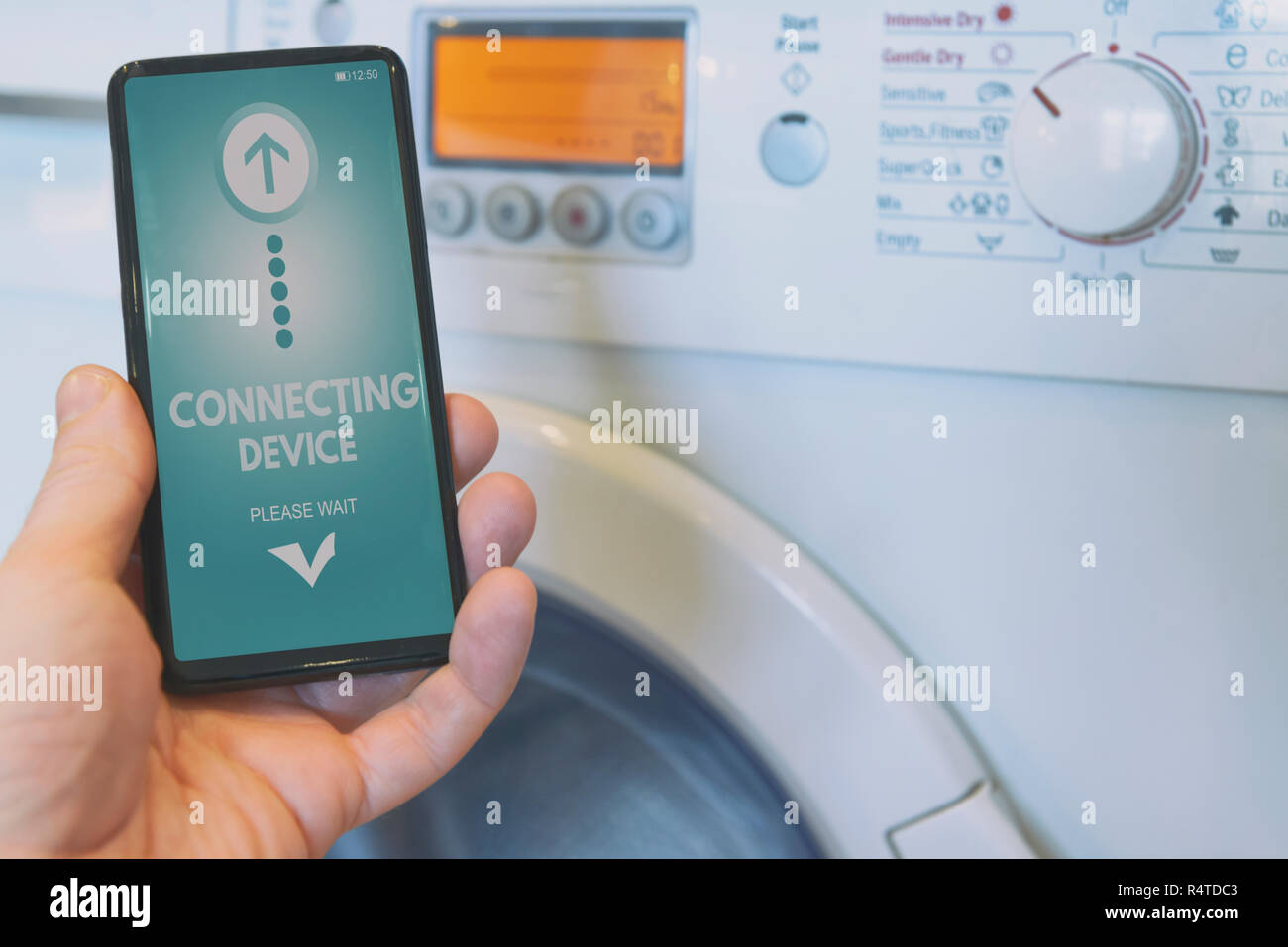 Connexion d'un lave-linge avec smart phone. Smart home et Internet des Objets concept ITO Banque D'Images