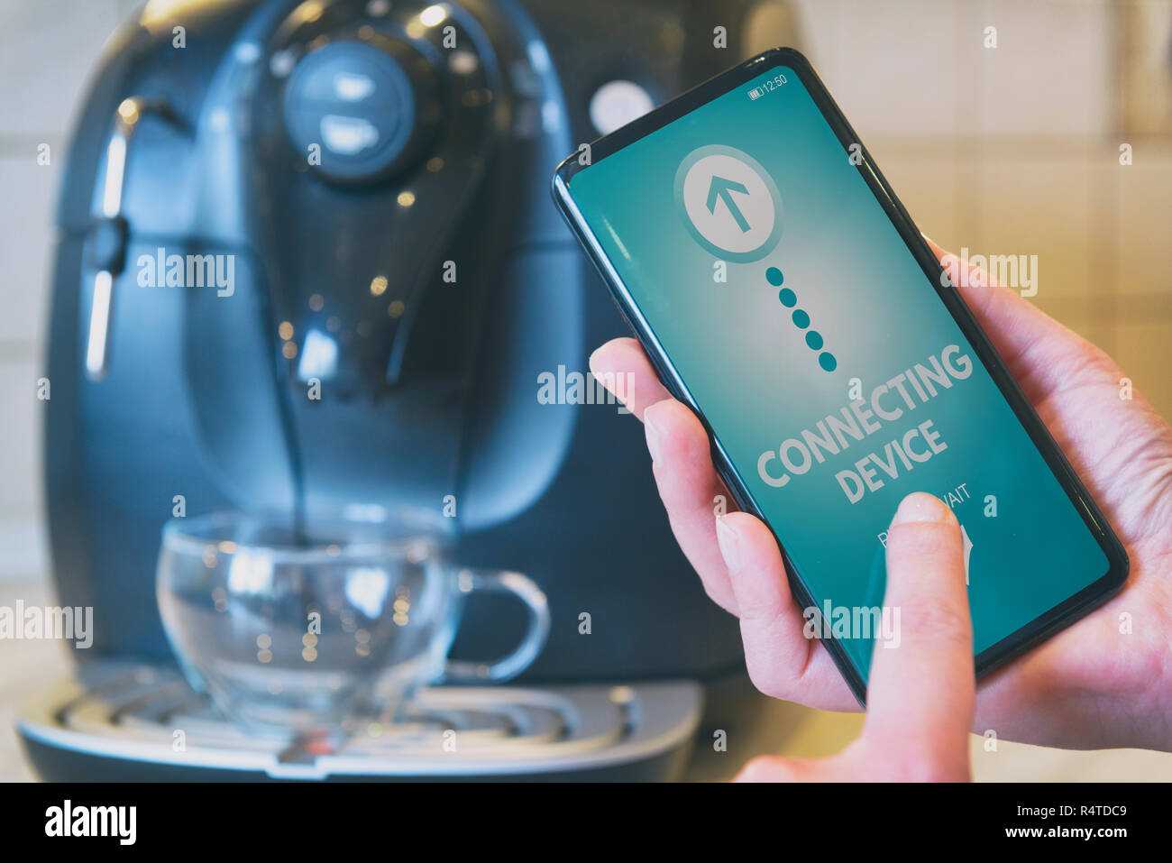 La connexion machine à café avec smart phone. Smart home et Internet des Objets concept ITO Banque D'Images