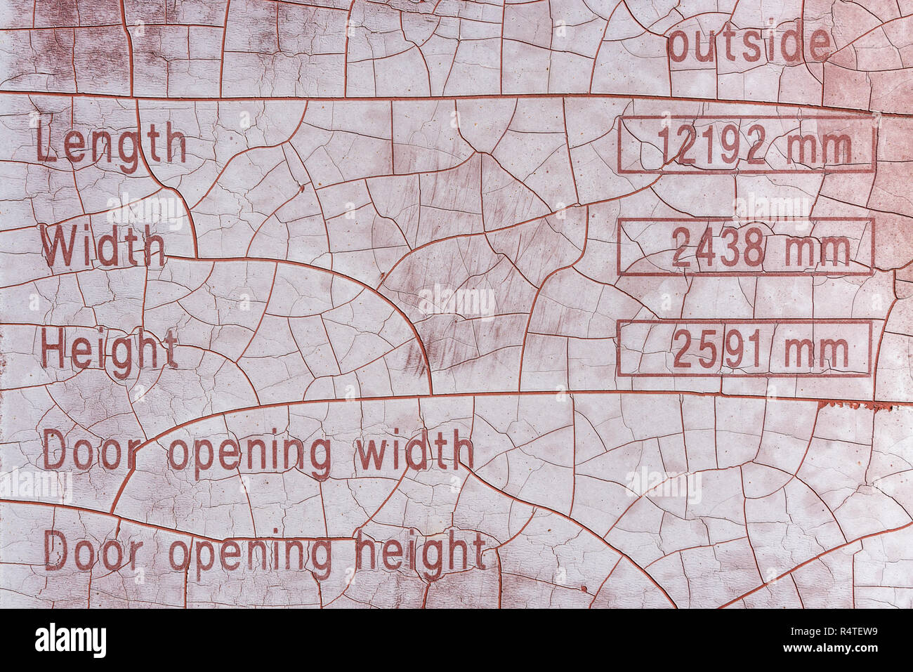 Graphique Mesures fissuré sur la porte d'un atelier à Hove Lagoon, East Sussex Banque D'Images