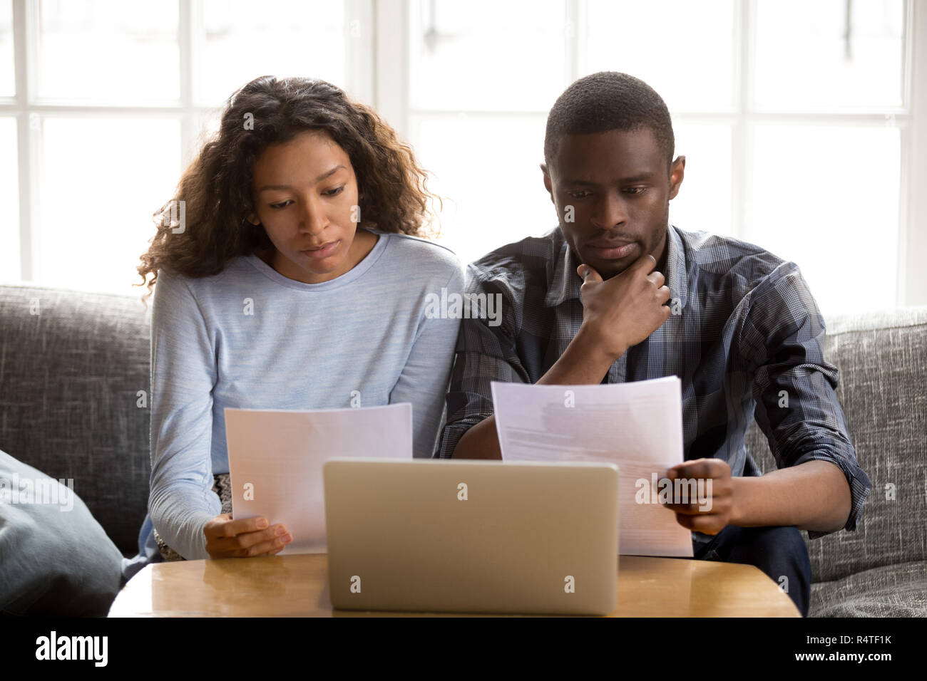 African American couple reading documents papier Banque D'Images