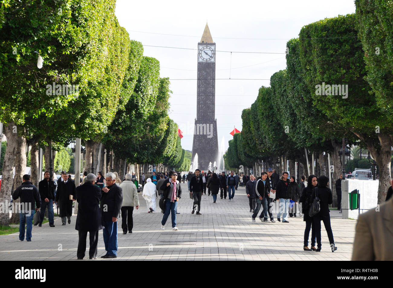 L'avenue Mohamed V est la principale route qui mène directement à la Médina de Tunis. Banque D'Images