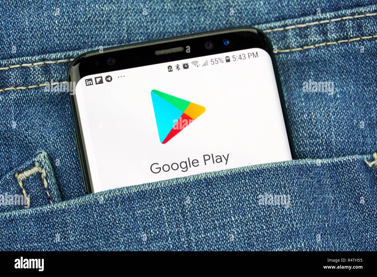 Montréal, Canada - 4 octobre 2018 : Google Play app sur s8 écran. Google Play est un magasin pour des applications, des jeux, de la musique. Google est une technologie américaine comp Banque D'Images