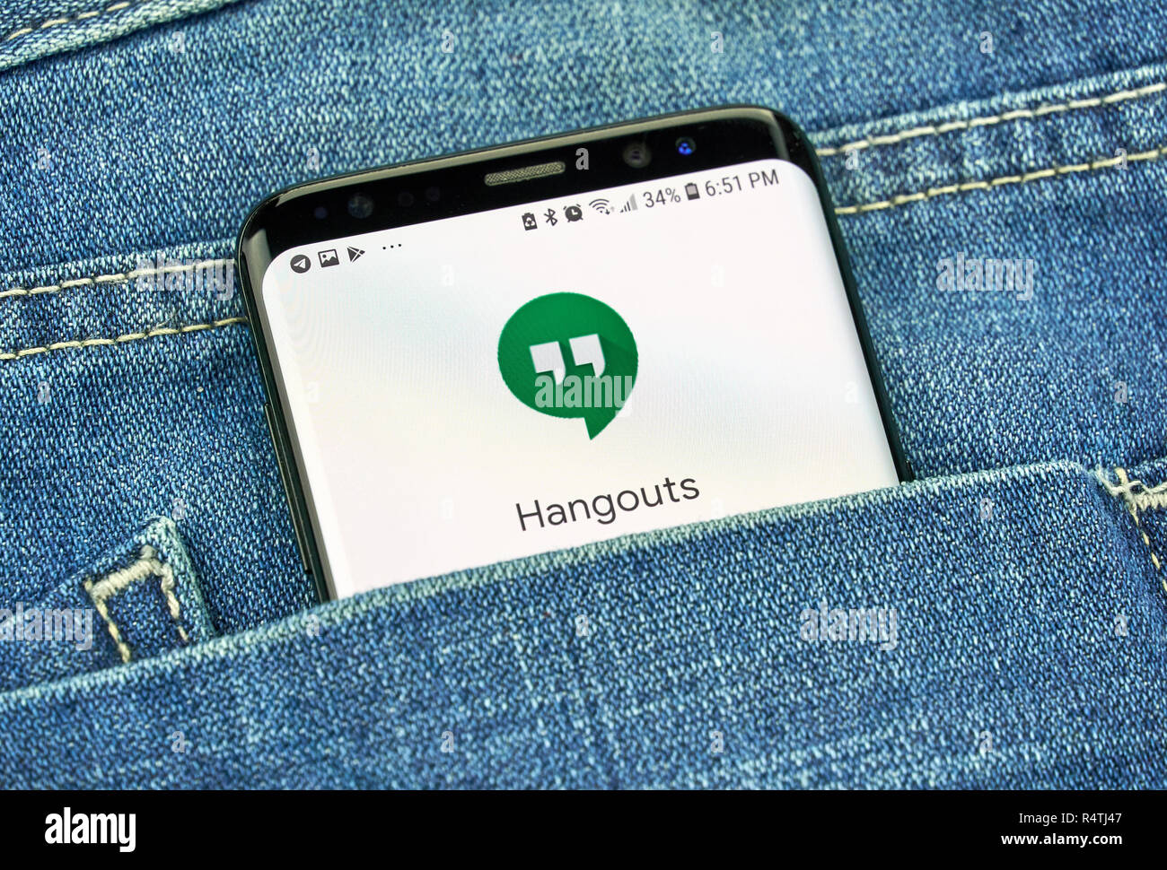 Montréal, Canada - 4 octobre 2018 : Google Hangouts, plate-forme de communication développé par Google. App sur s8 écran. Google est un Américain technology co Banque D'Images