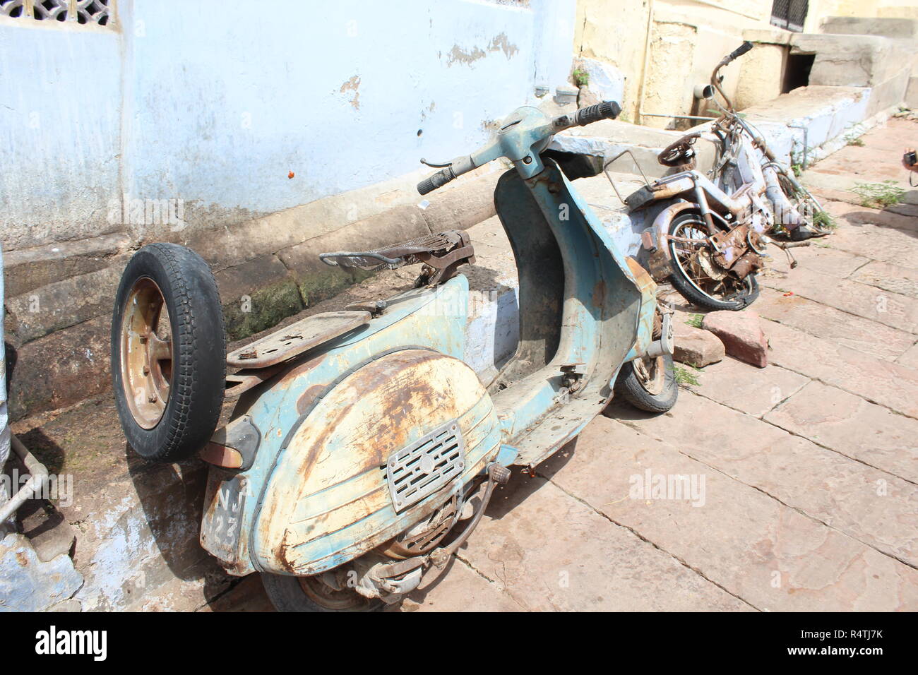 Vintage Scooter dans l'abandon de la ville bleue de Jodhpur, Rajasthan Banque D'Images