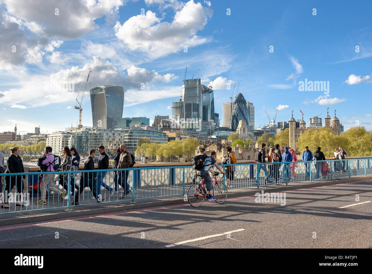 Londres, Royaume-Uni - 26 Avril 2018 : Les gens traversent le Tower Bridge avec des toits de Londres City dans l'arrière-plan Banque D'Images