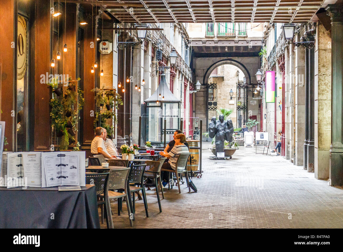 Barcelone, Espagne - 4 octobre 2017 : Les gens de boire du café dans un restaurant dans une cour côté de La Rambla. La rue est très célèbre zone piétonne sh Banque D'Images