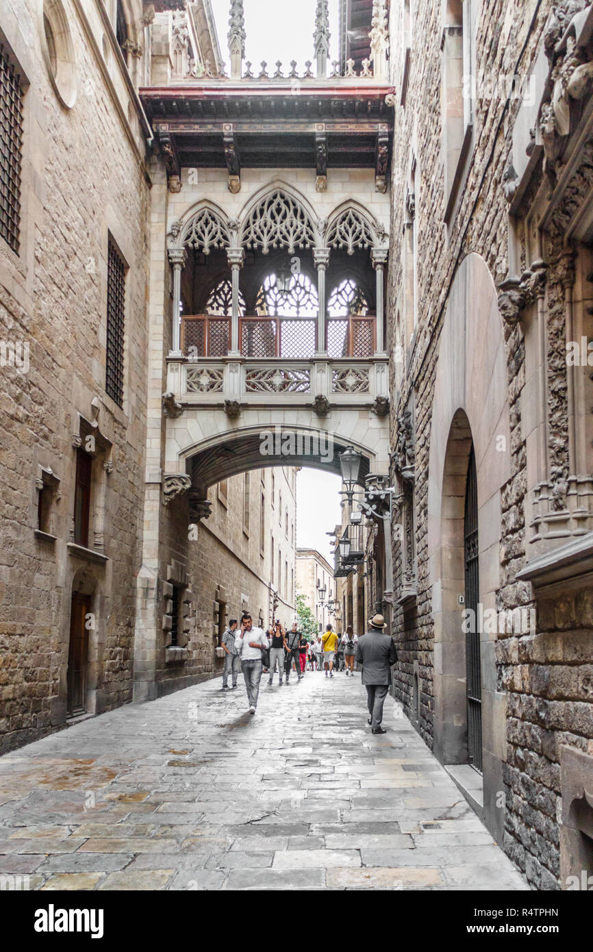 Barcelone, Espagne - 4 octobre 2017 : les touristes dans la Carrer del Bisbe et les évêques pont. La rue est dans le célèbre quartier gothique Banque D'Images