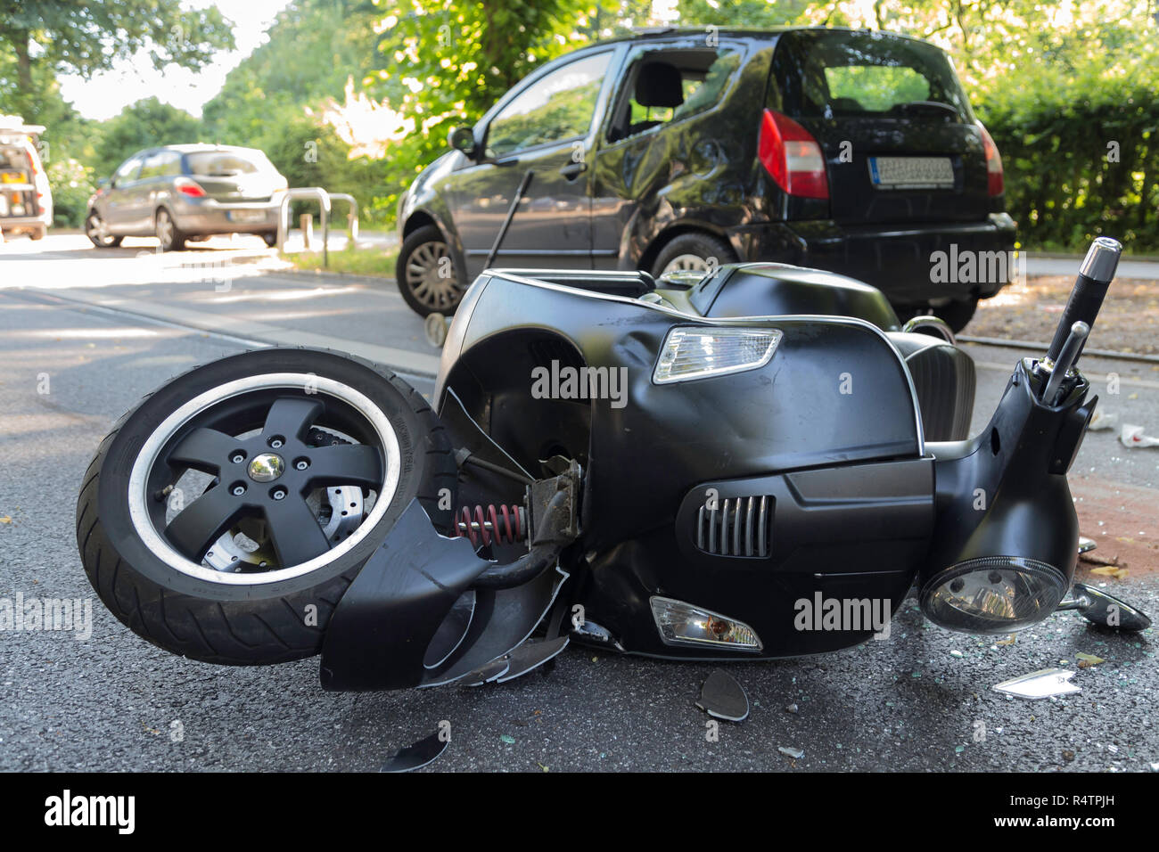 Scooter noir après le crash Banque D'Images
