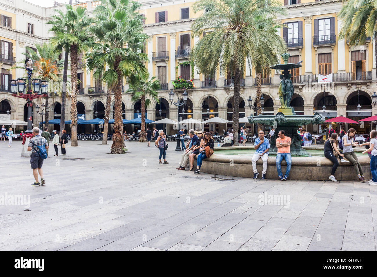 Barcelone, Espagne - 4 octobre 2017 : dans la Placa Reial juste à côté de La Rambla. La place est populaire pour les restaurants et la vie nocturne. Banque D'Images