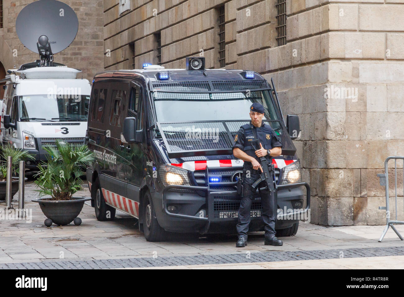 Barcelone, Espagne - 4 octobre 2017 : policier à l'arme automatique se tenait en face de fourgon de police. Principales villes d'Espagne sont en alerte pour terrori Banque D'Images