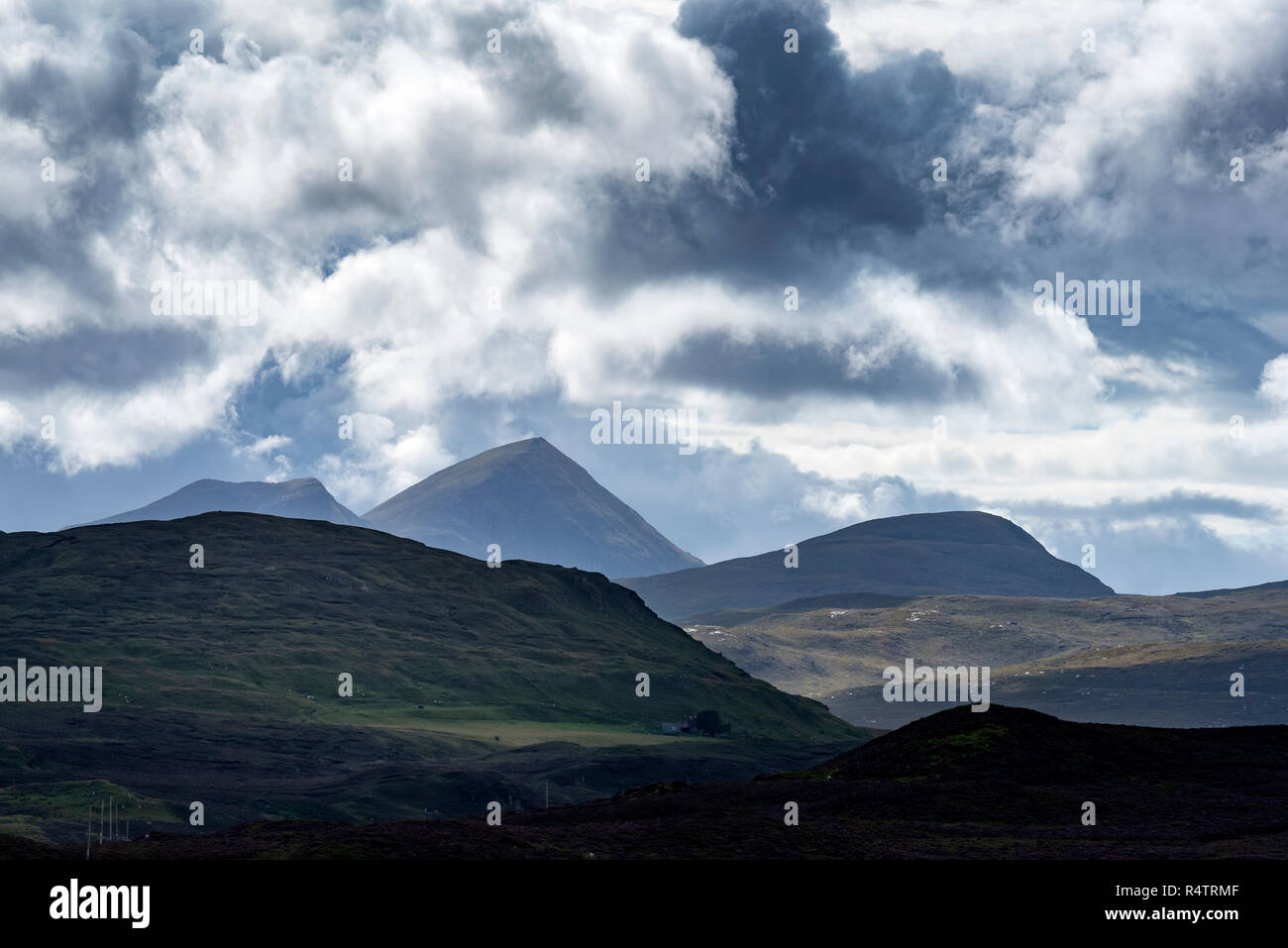 Atmosphère sombre nuage, paysage vallonné, dans les Highlands, Wester Ross, Scotland, Grande-Bretagne Banque D'Images