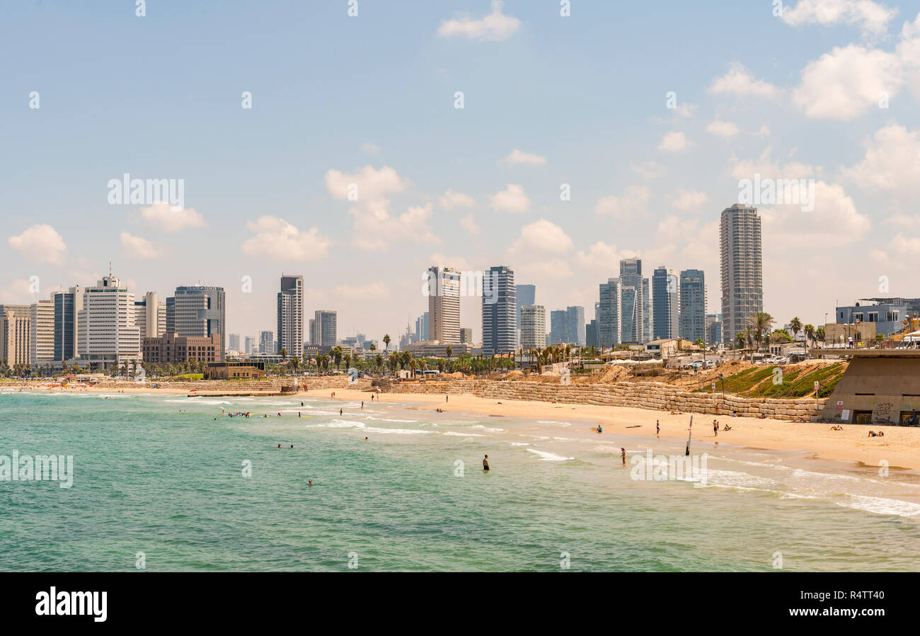 Les gens sur la plage, plage d'Alma, vue sur des toits de gratte-ciel, avec Tel Aviv Tel Aviv, Israël Banque D'Images