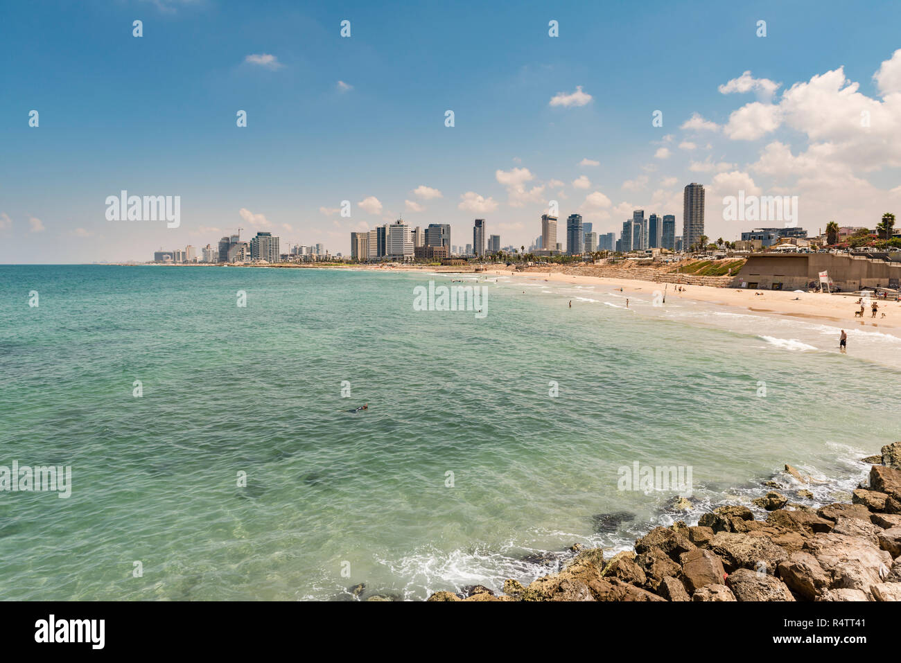 Les gens sur la plage, plage d'Alma, vue sur des toits de gratte-ciel, avec Tel Aviv Tel Aviv, Israël Banque D'Images