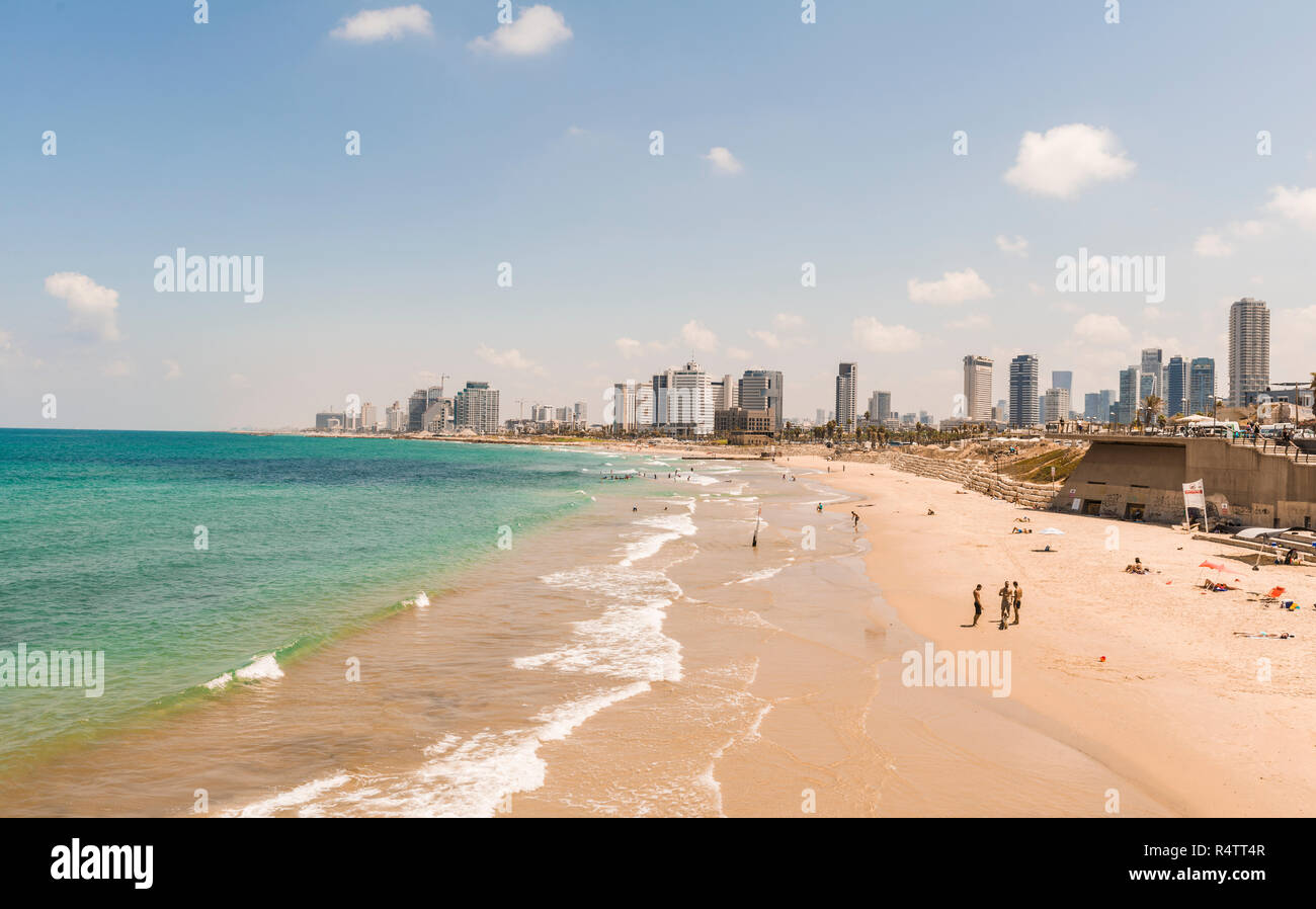 Les gens sur la plage, plage d'Alma, vue sur des toits de gratte-ciel, avec Tel Aviv Tel Aviv, Israël Banque D'Images