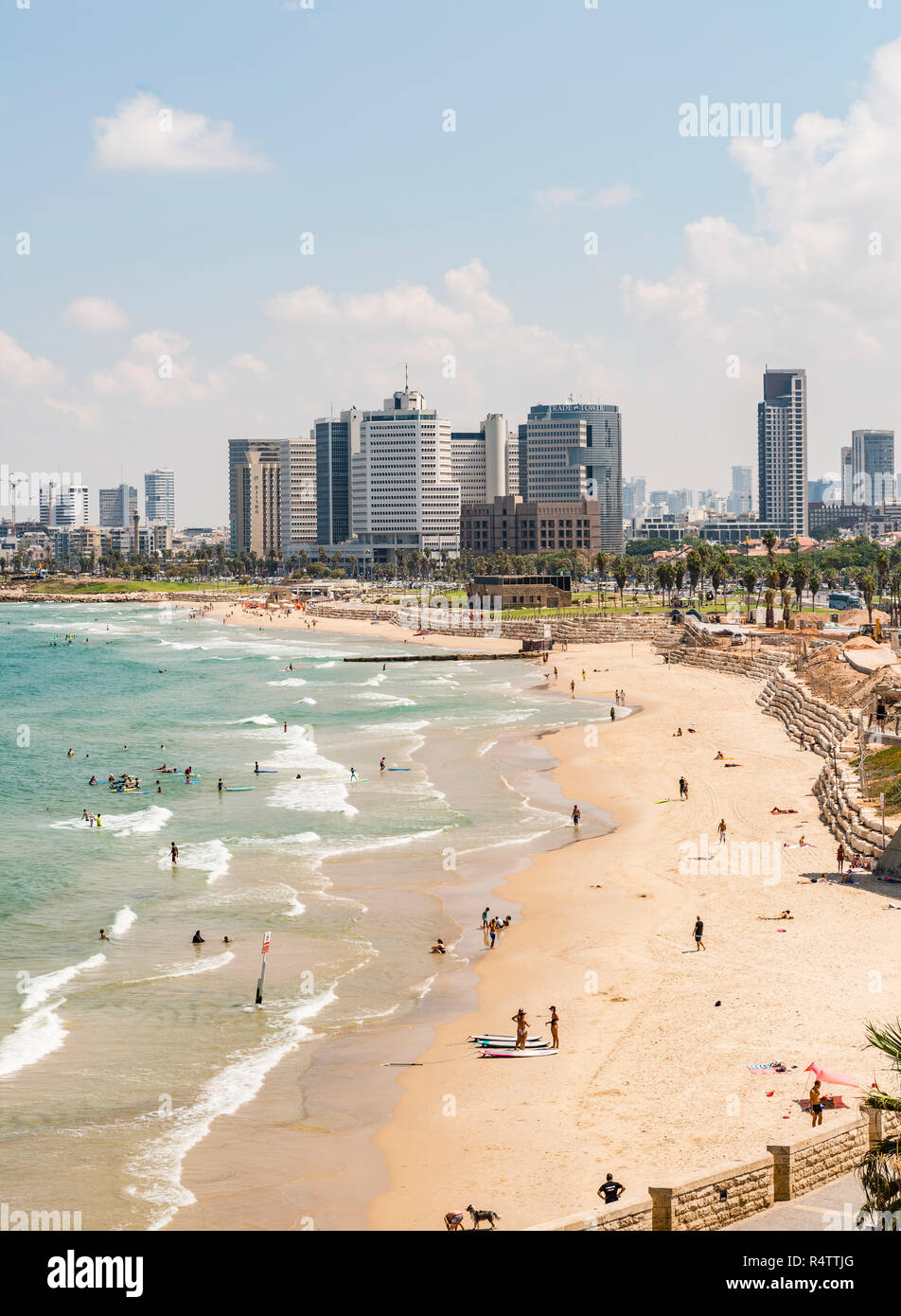 Les gens sur la plage, plage d'Alma, vue sur des toits de gratte-ciel, avec Tel Aviv Tel Aviv, Israël Banque D'Images